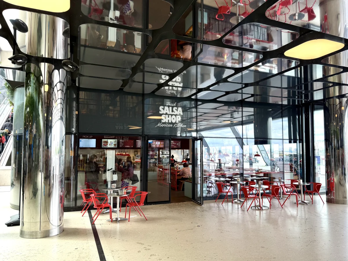 Ein Salsa-Shop-Standort mit Sitzplätzen und offener Theke